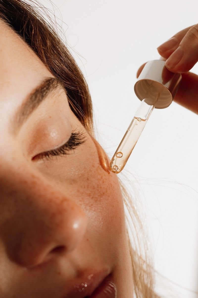 Aplicación de sérum facial